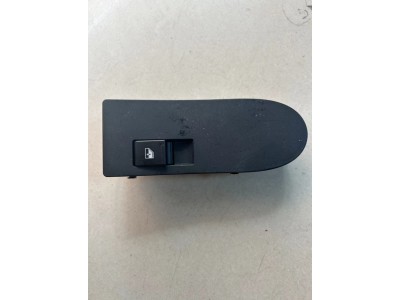 812W28230-6012/重汽 汕德卡右车门门控开关面板