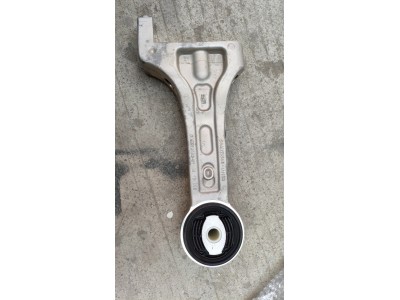 前悬置右下摆臂带衬套总成