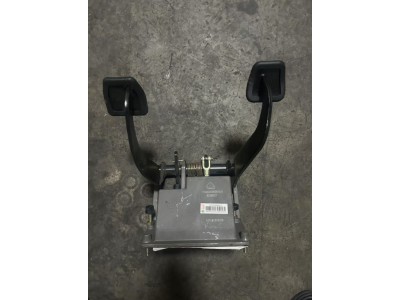 YG9525360815组合踏板总成