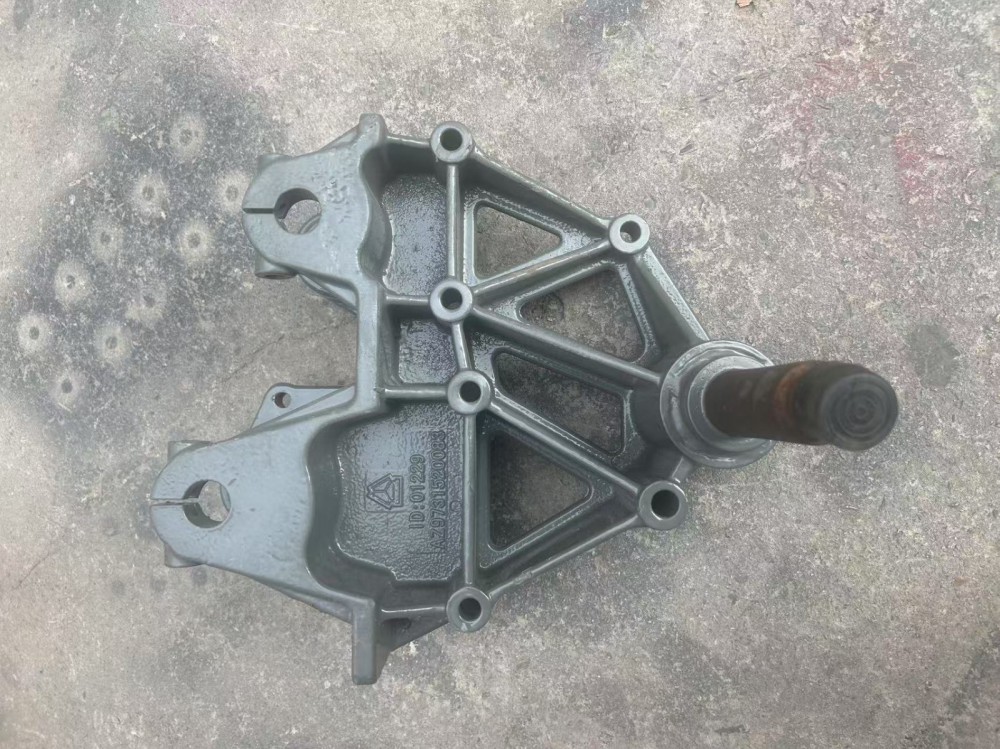 WG9731520083豪沃TXT7前簧左组合支架总成(三层车架用