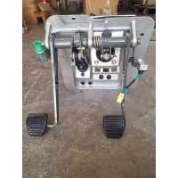 AZ9725361028  HOWO右置車踏板總成  450元