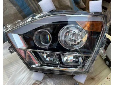 重汽豪瀚左前组合大灯(NJ-17 昼行灯 电调)，WG9525720025，300元