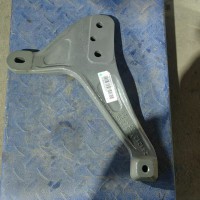 YZ972593000121   保险杠中间左连接支架