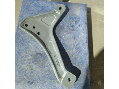 YZ972593000122   保险杠中间右连接支架