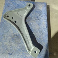 YZ972593000122   保险杠中间右连接支架