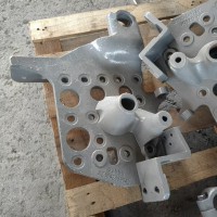 AZ1642439342   右前支架總成