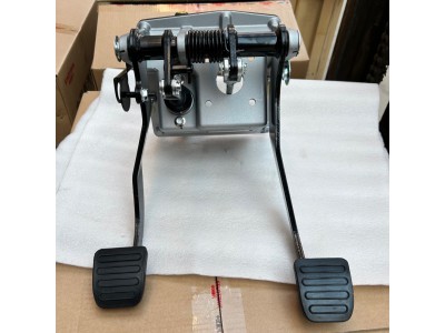 重汽豪沃MAX组合踏板总成，YZ952536000105，405元