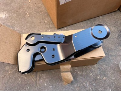 AZ16D444000028液压锁总成