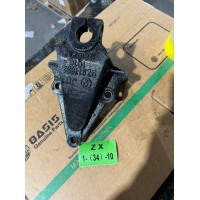 DZ9118521016   前簧前支架