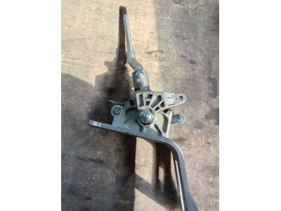 LG9704240446      操纵器总成(选挡臂左置)