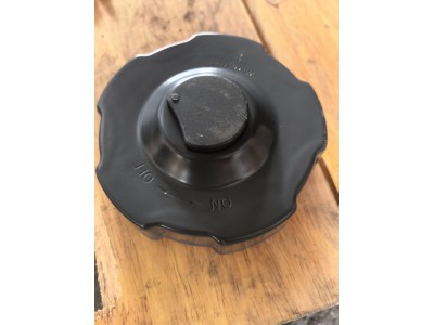 WG9925550008    油箱盖（带宽齿）