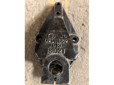 DZ9118521013     前簧后支架