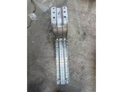 重汽豪沃TH7左翼子板主支架（铸铝）  编号AZ166423900001