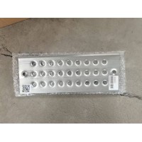 WG1664245118   保險(xiǎn)杠右防滑板