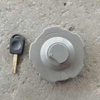 712W12210-0101   燃油箱金属锁盖总成