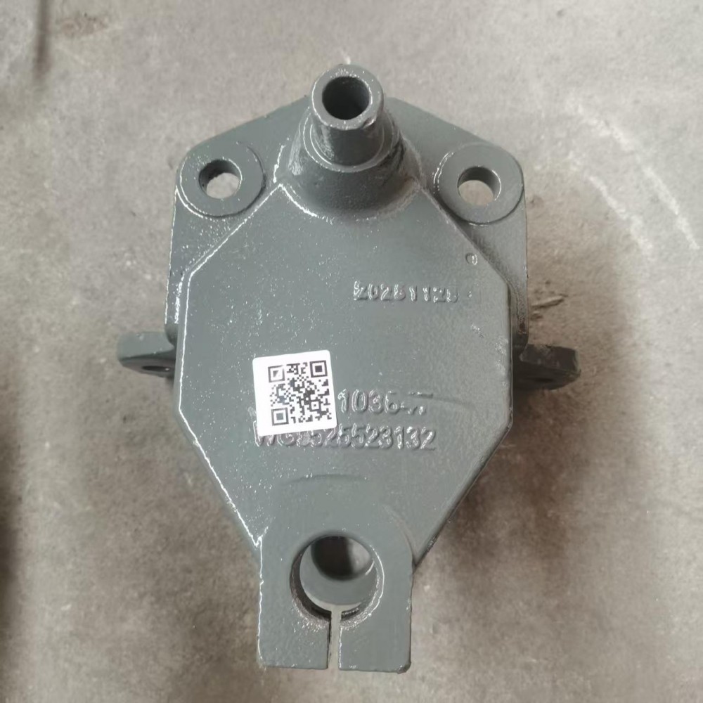 WG9525523132前簧前支架