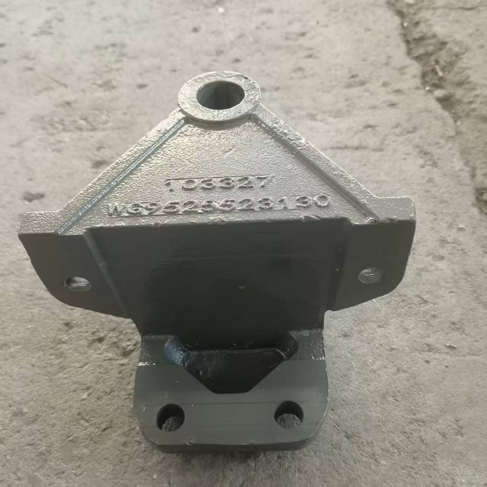WG9525523130前簧前支架