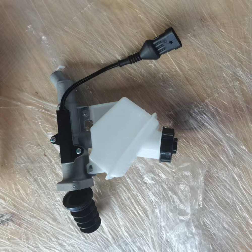 NXG1604WLAM111-010   451600073离合器总泵带油壶总成
