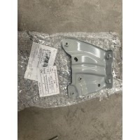 8892144850C15    挡泥板前支架下部左