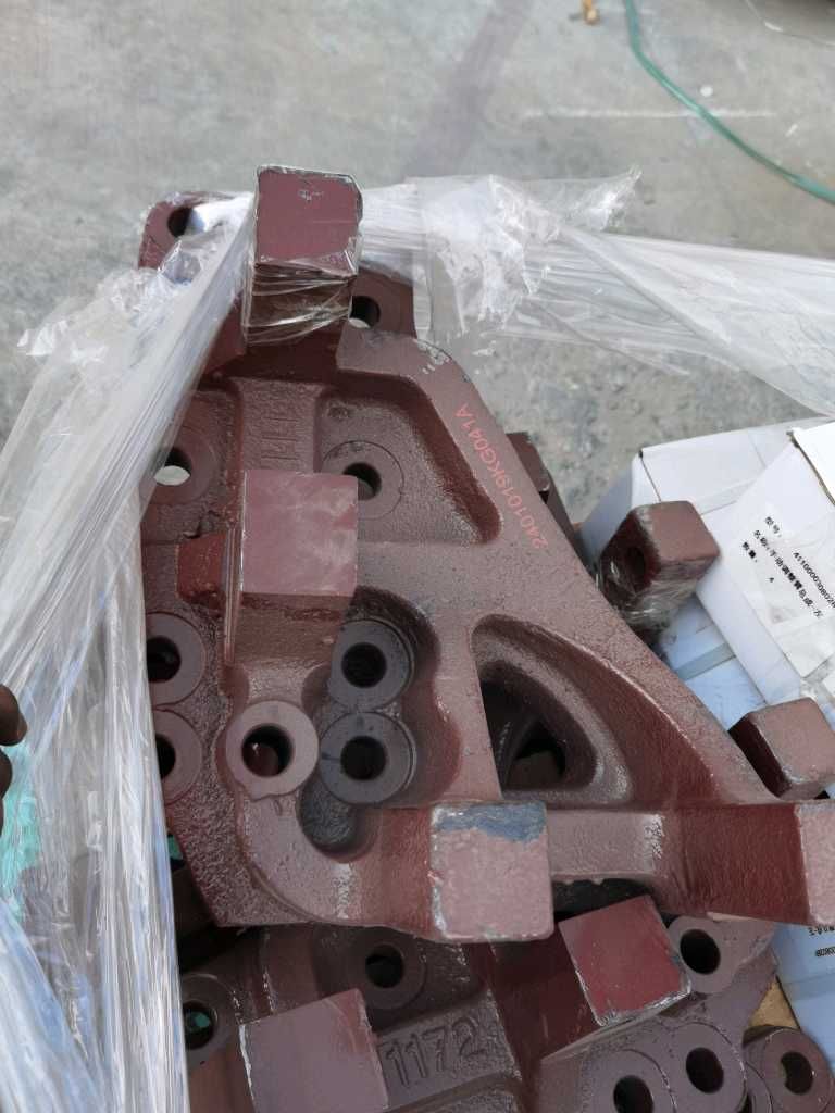 推力杆上支架 35T,2401019KG041A