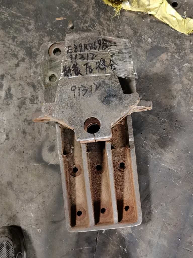 前簧后支架 EZ9K869691312