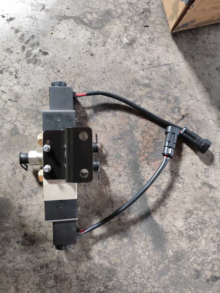 37540660130三位五通電磁閥