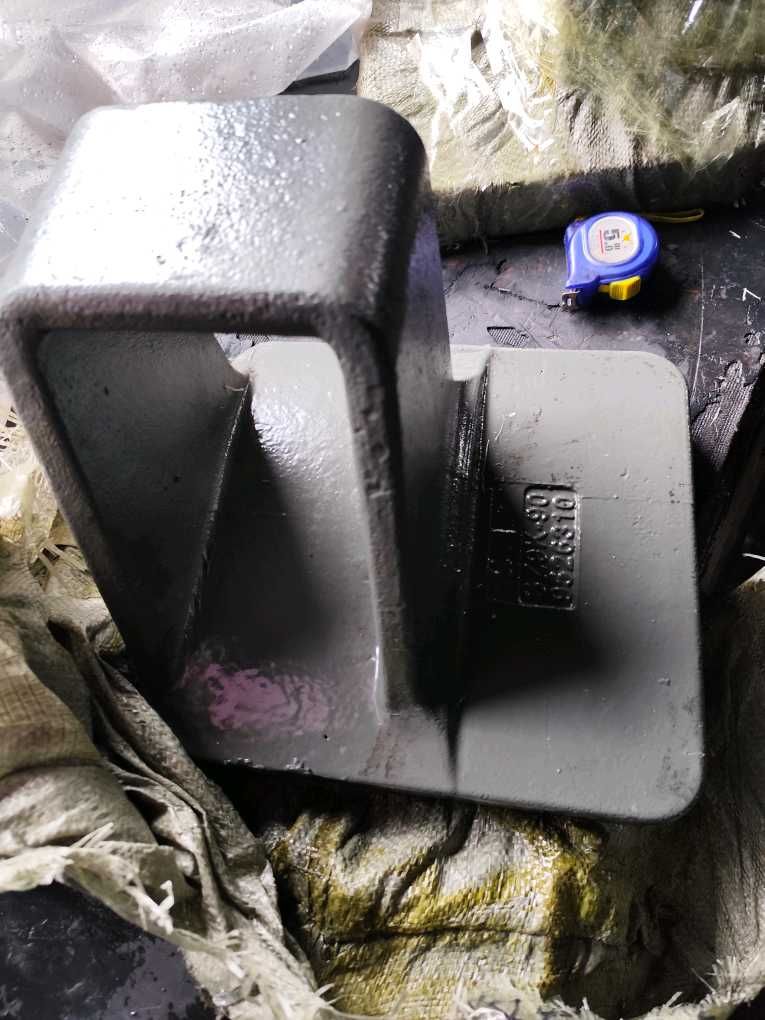 EZ9K869526310后鋼板座 左