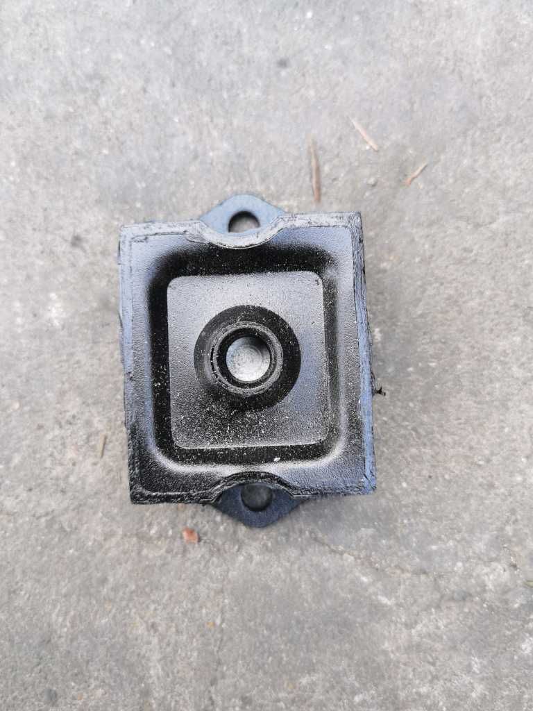 发动机前支撑 16孔 1001-11842