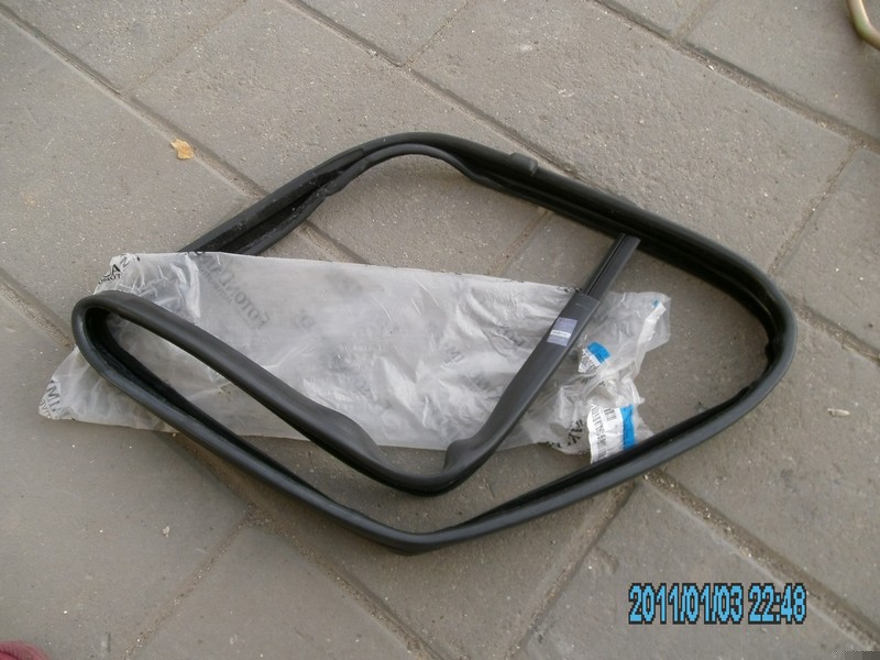 車門玻璃密封條/左