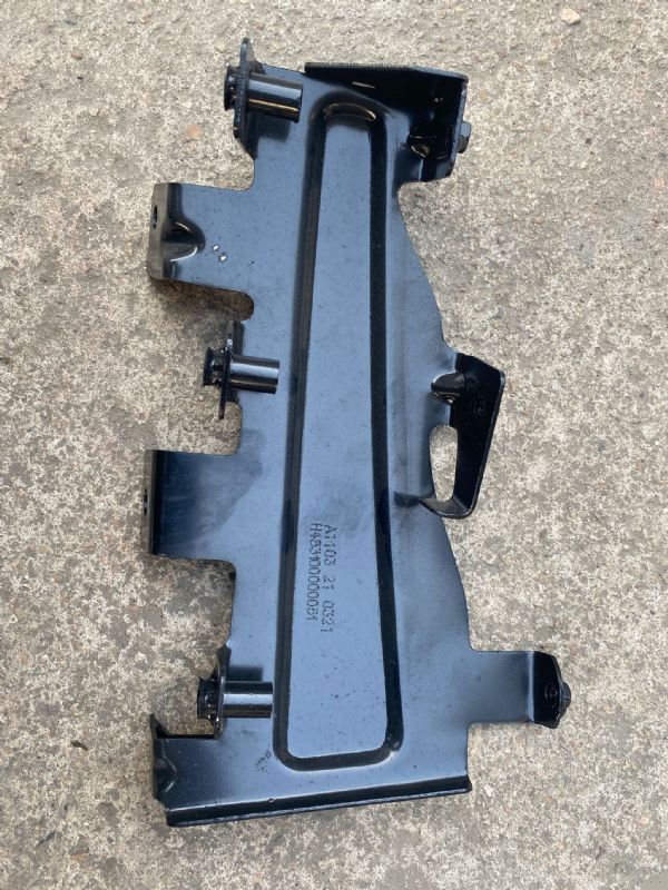 右前组合灯固定支架总成