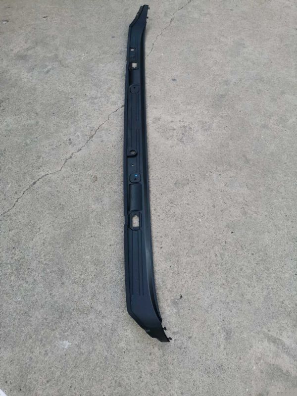 前风窗下装饰板总成