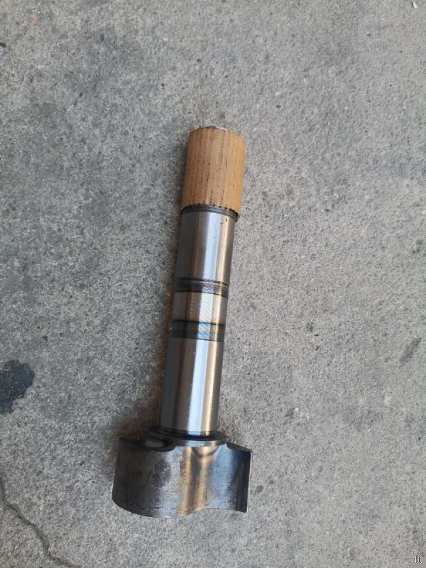 前制动凸轮轴(右)