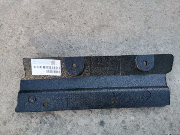 右储物箱箱口下垫