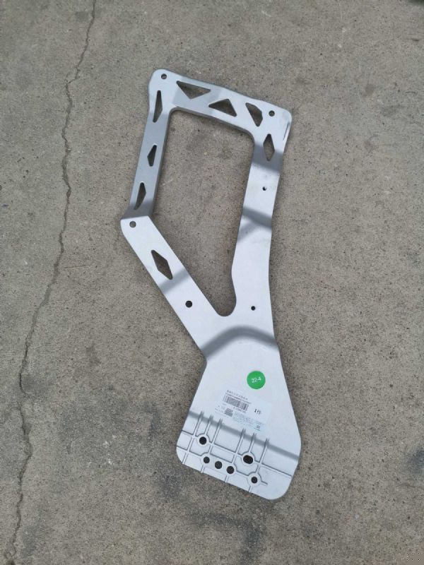 保险杠左中支架总成