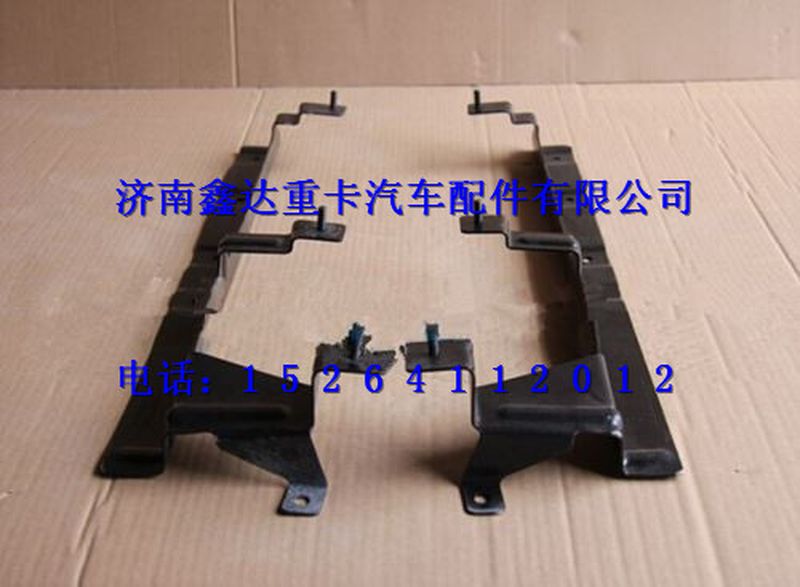 AZ1664110058   ,重汽豪沃A7导风罩连接板右                                              ,济南鑫达重卡汽车配件有限公司