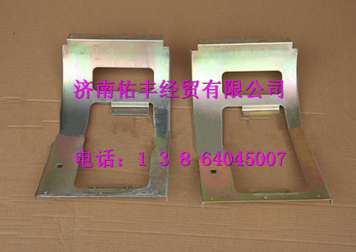 重汽豪沃08款雾灯支架左WG1642240107