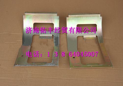 重汽豪沃08款雾灯支架右WG1642240108