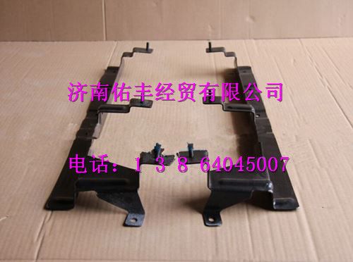 重汽豪沃A7导风罩连接板左AZ1664110057图1