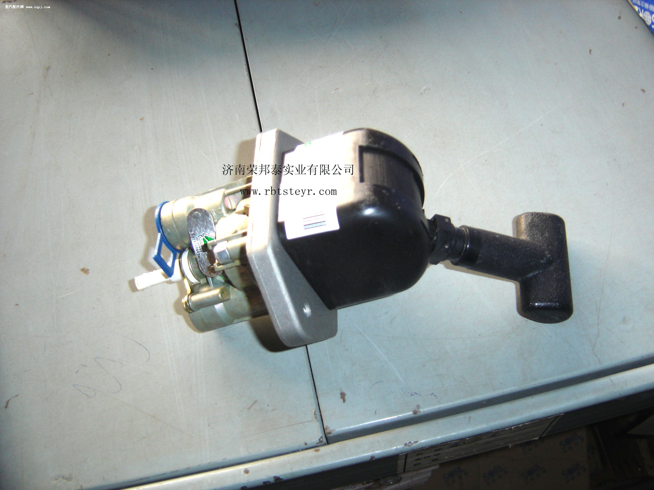 WG9719360030.手制动阀(豪沃)二孔图1